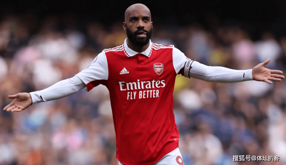 包含今晚法甲传出新动向，AC米兰官宣签约，管理层表态——媒体盛赞，临场指挥获称赞的词条