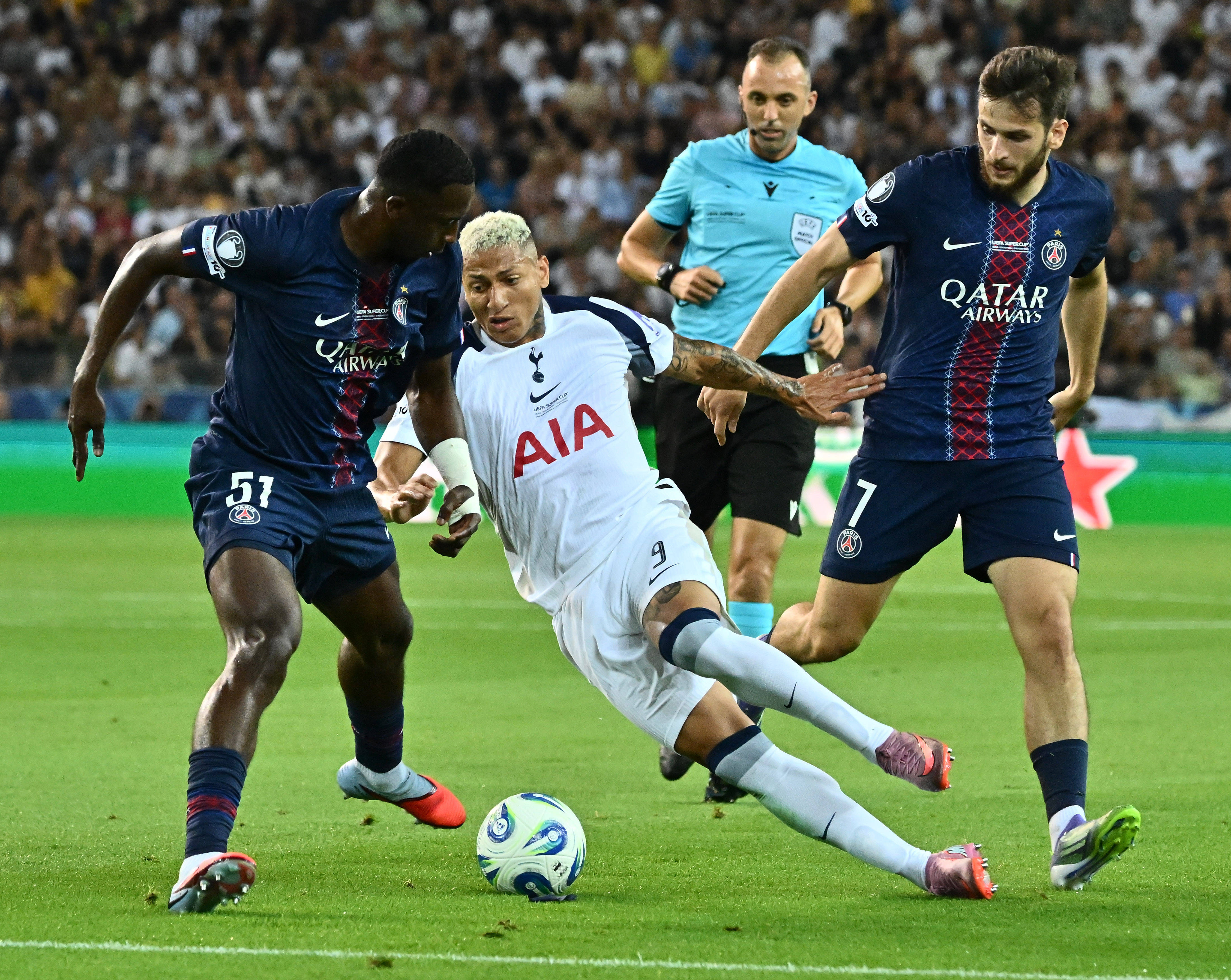 里程碑夜巴黎圣日耳曼强势反弹；意大利杯窗口期刷纪录；球迷炸锅；身体对抗强度拉满的简单介绍